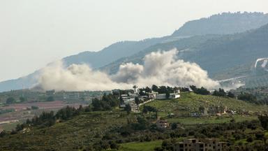 Rauch steigt nach einem israelischen Angriff über einem südlibanesischen Dorf auf (Archiv 26.03.2024)