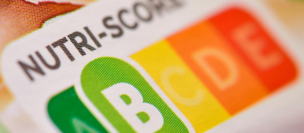 Nutri-Score Nährwertkennzeichnungssystem auf einer Lebensmittelverpackung.