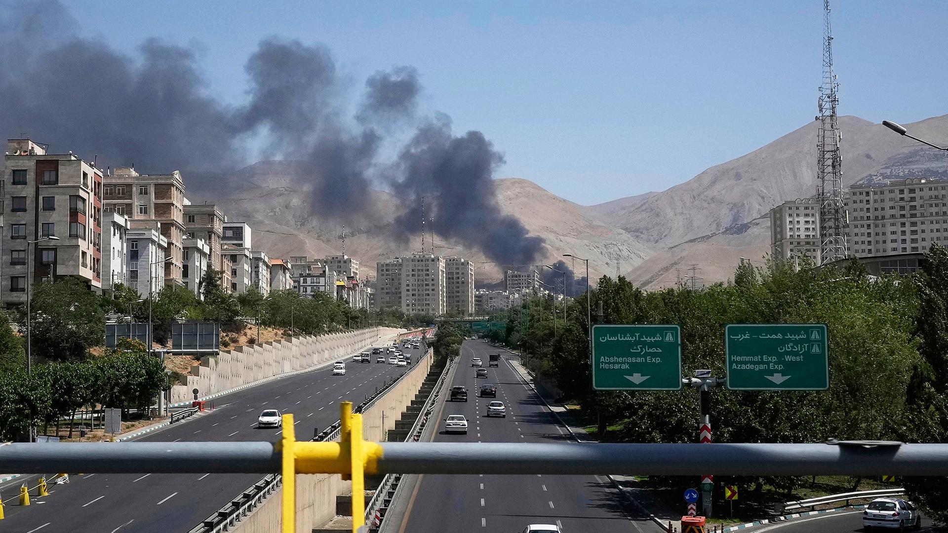 Rauch steigt in der iranischen Hauptstadt Teheran auf. | dpa