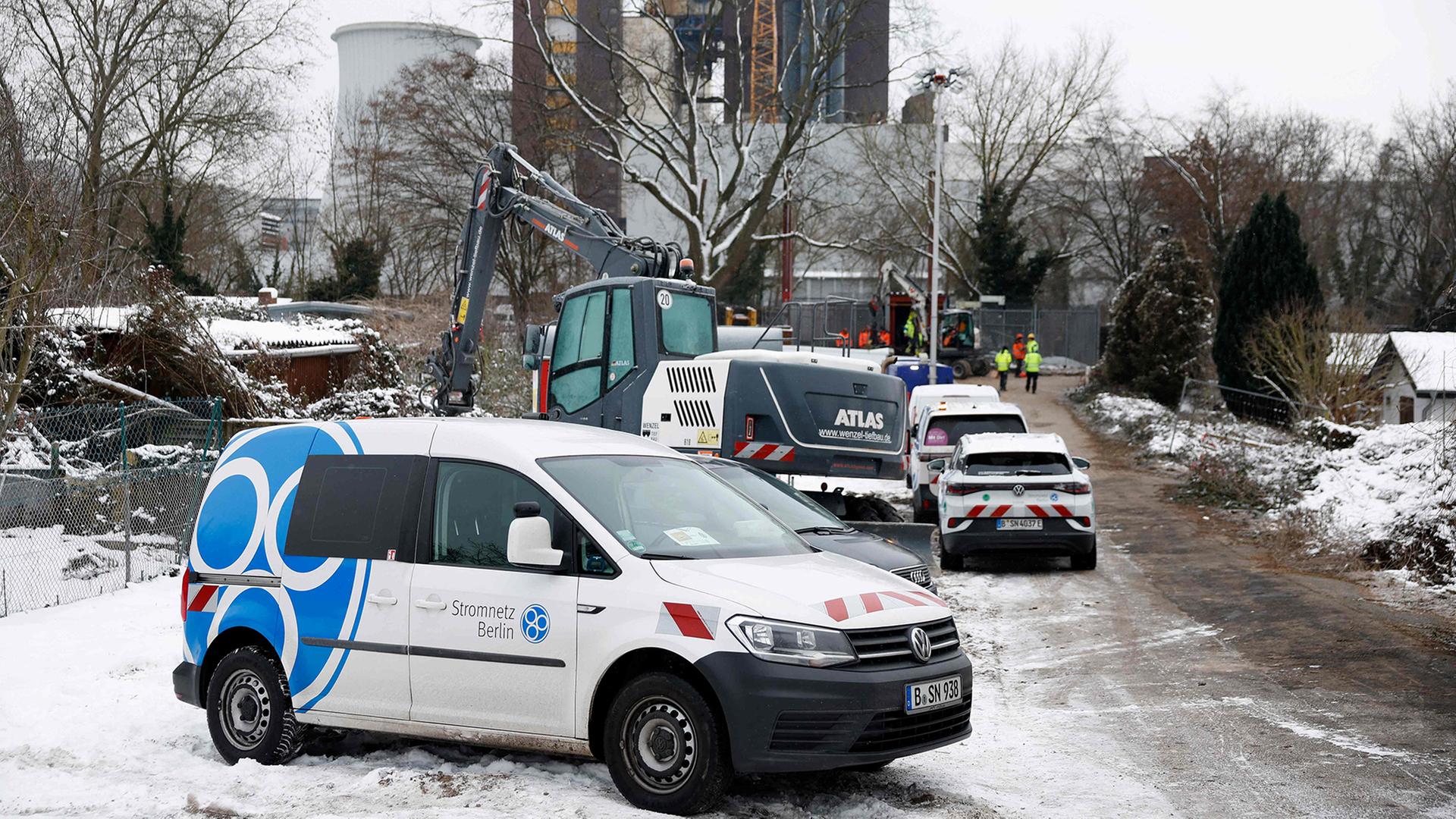 Ein Fahrzeug von Stromnetz Berlin steht vor dem Kraftwerk Lichterfelde. | AFP