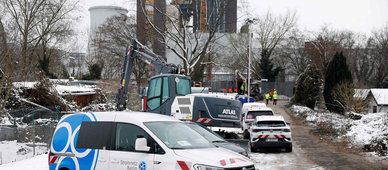 Ein Fahrzeug von Stromnetz Berlin steht vor dem Kraftwerk Lichterfelde.
