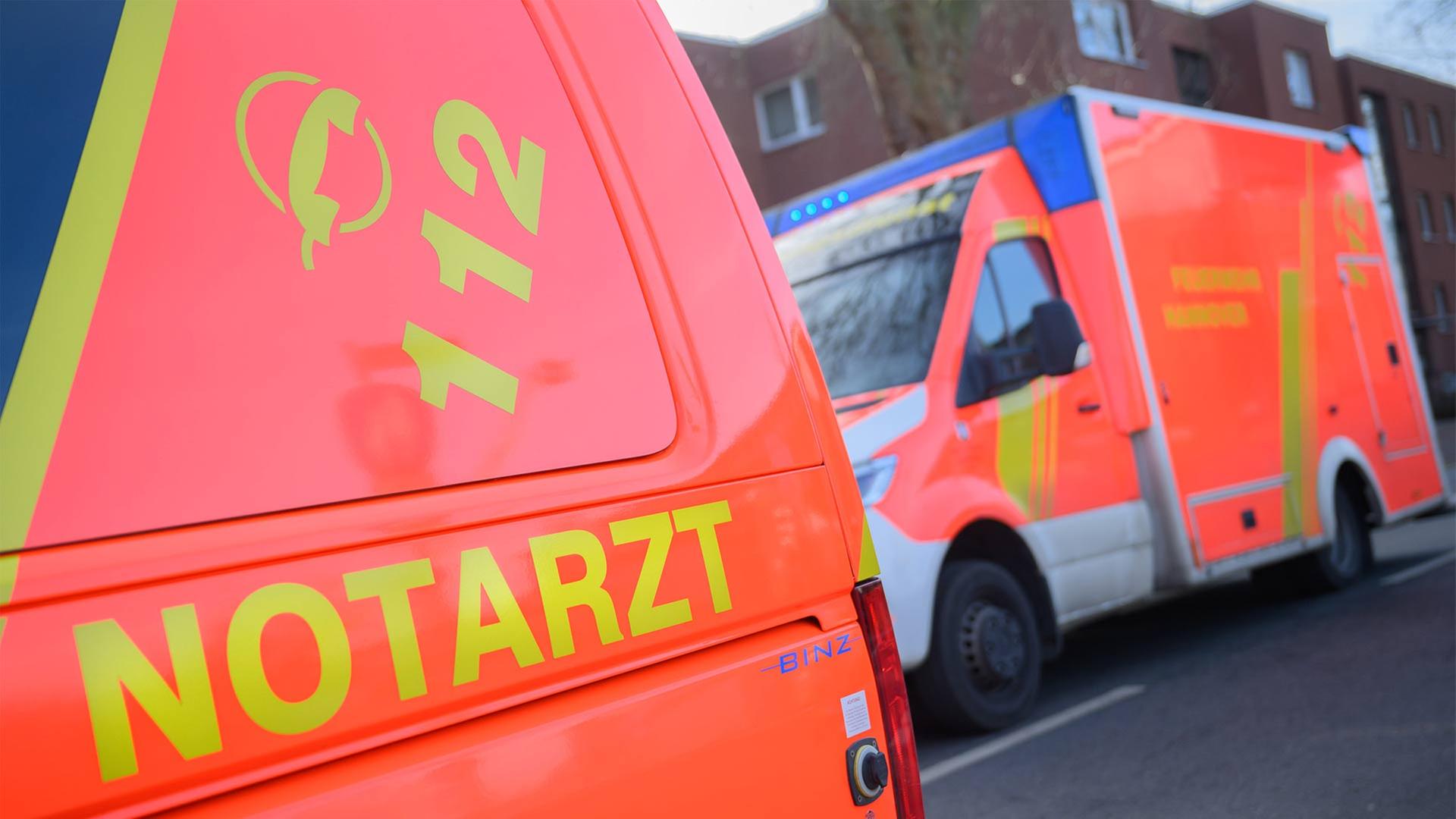 Ein Notarzt-Fahrzeug und ein Rettungswagen stehen an einer Einsatzstelle in einem Wohngebiet. | picture alliance/dpa