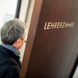 Ein Mann betritt das Lehrerzimmer | picture alliance/dpa | Julian Stratenschulte Ein Mann betritt das Lehrerzimmer