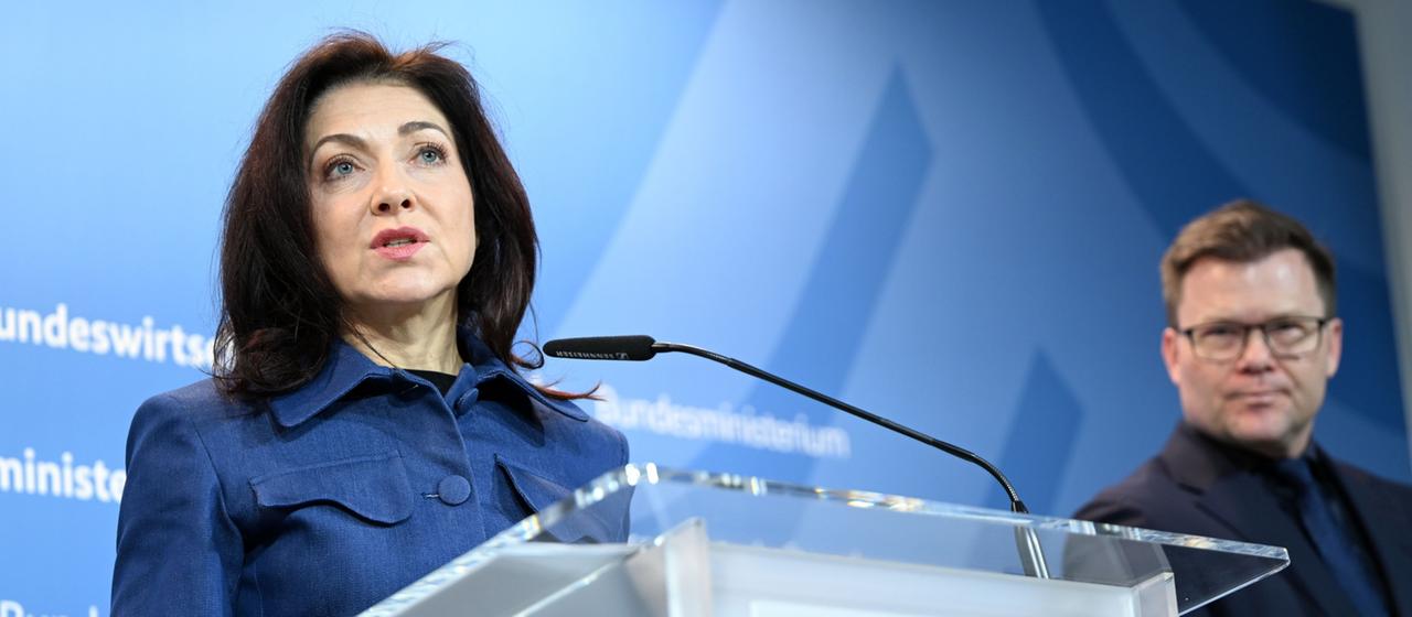 Katherina Reiche bei einer gemeinsamen Pressekonferenz mit Carsten Schneider