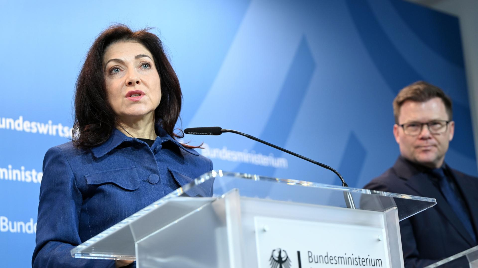 Katherina Reiche bei einer gemeinsamen Pressekonferenz mit Carsten Schneider | Lilli Förter/dpa