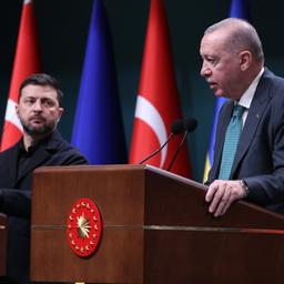 Recep Tayyip Erdogan spricht neben Wolodymyr Selenskyj an einem Rednerpult