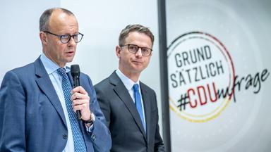 Friedrich Merz steht neben Carsten Linnemann (v.l.)