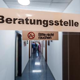 Auf einer Glastüre in einem Drogenhilfezentrum ist der Schriftzug "Beratungsstelle" angebracht.