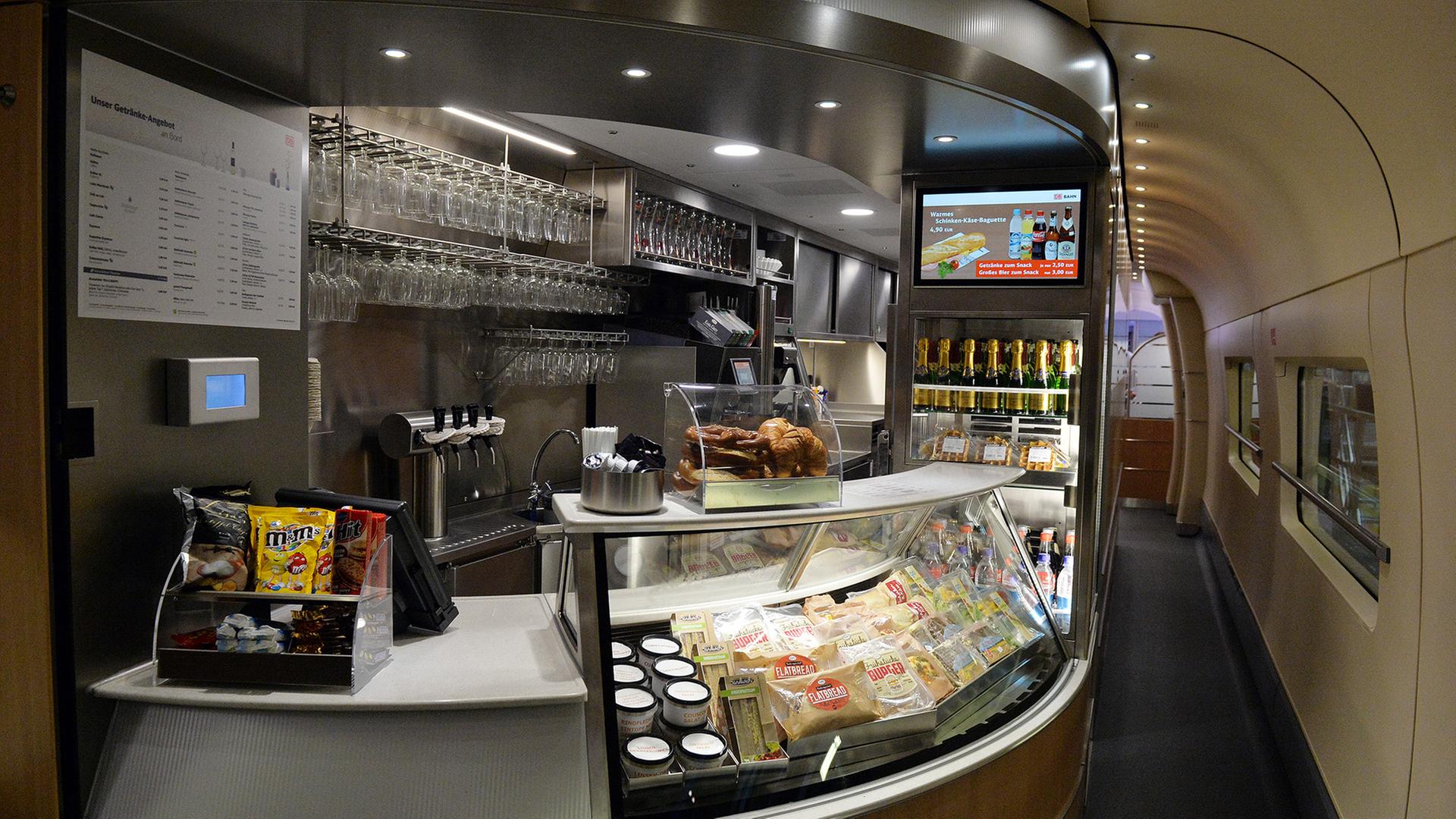 Zu sehen ist die Theke eines Bahn Bordbistros. | dpa