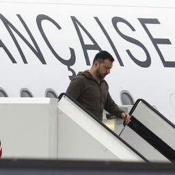 Wolodymyr Selenskyj verlässt nach seiner Ankunft am Flughafen Hiroshima ein Flugzeug.