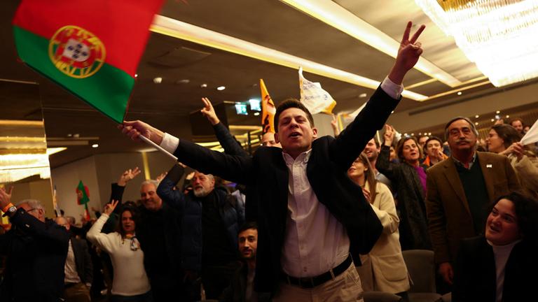 Anhänger der Demokratischen Allianz (AD) jubeln in Lissabon