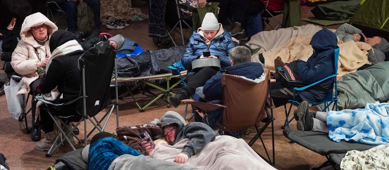 Menschen haben in einer Kiewer Metro-Station Schutz vor russischen Angriffen gesucht.
