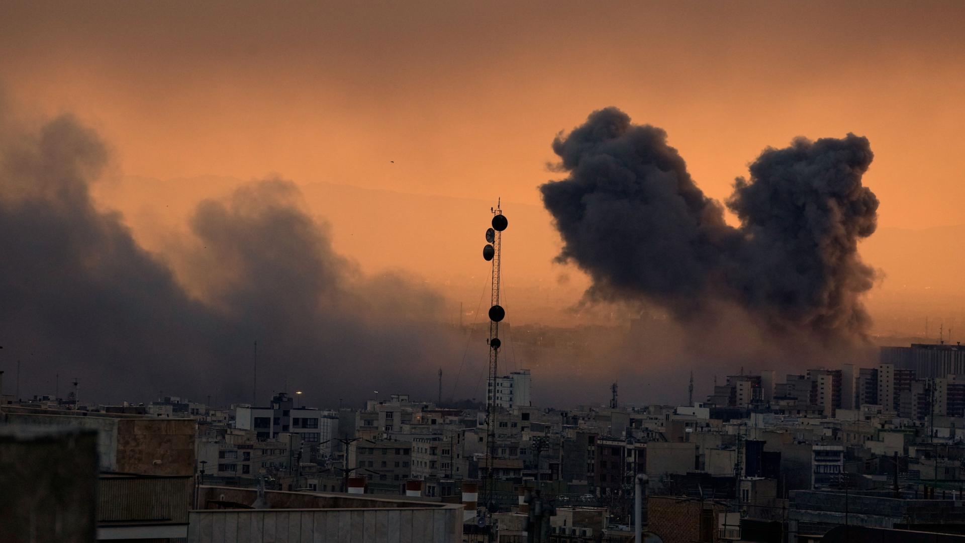 Eine Rauchwolke über Teheran nach einem Bombenangriff. | Vahid Salemi/AP/dpa