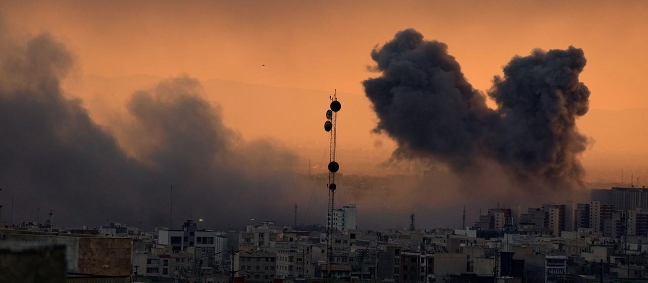 Eine Rauchwolke über Teheran nach einem Bombenangriff.