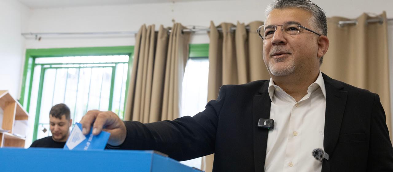 Yousef Jabareen, Vorsitzender der Vereinten Liste arabischer Parteien, gibt am 27.10. seine Stimme ab