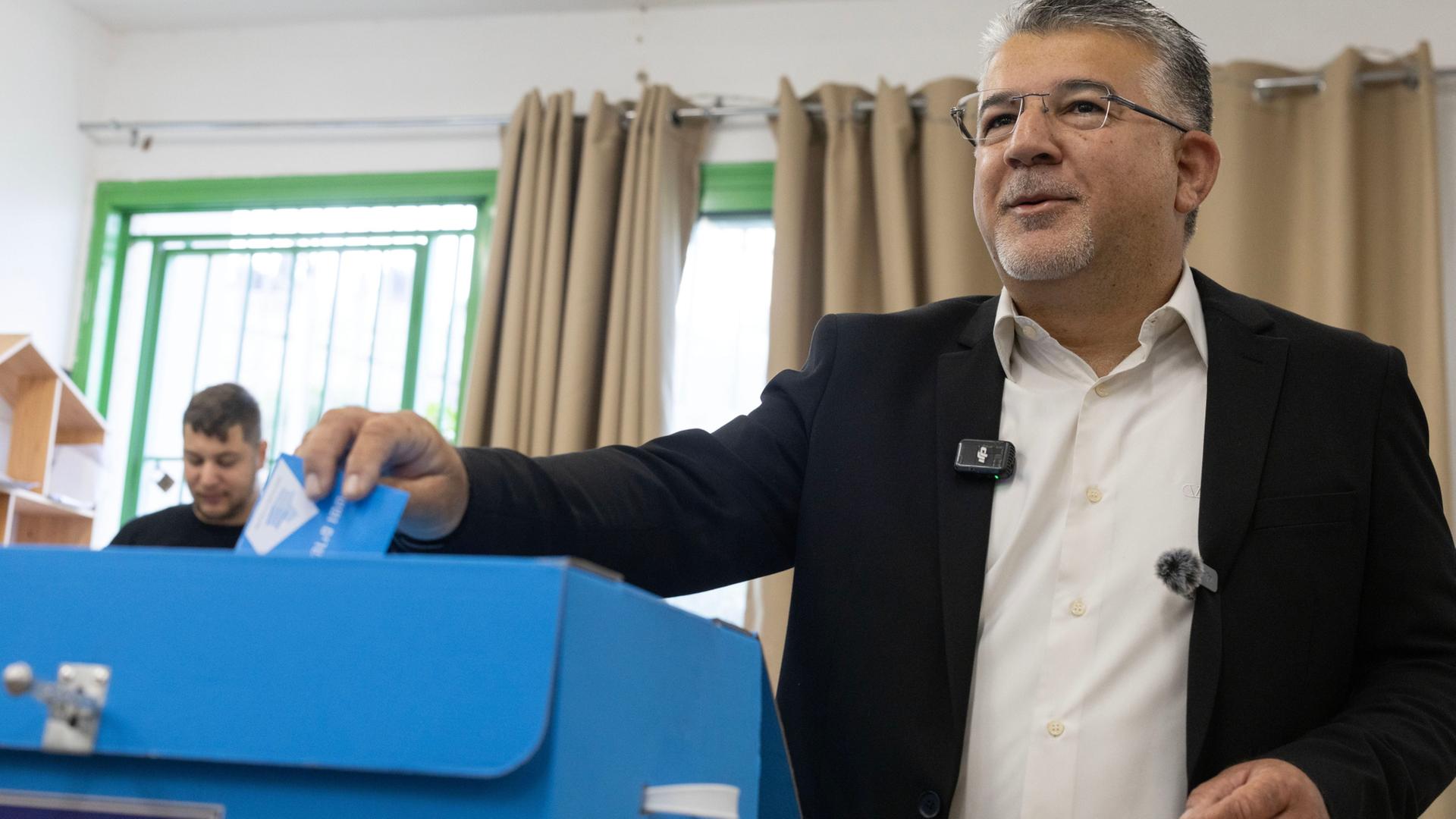 Yousef Jabareen, Vorsitzender der Vereinten Liste arabischer Parteien, gibt am 27.10. seine Stimme ab | Oren Ziv/dpa