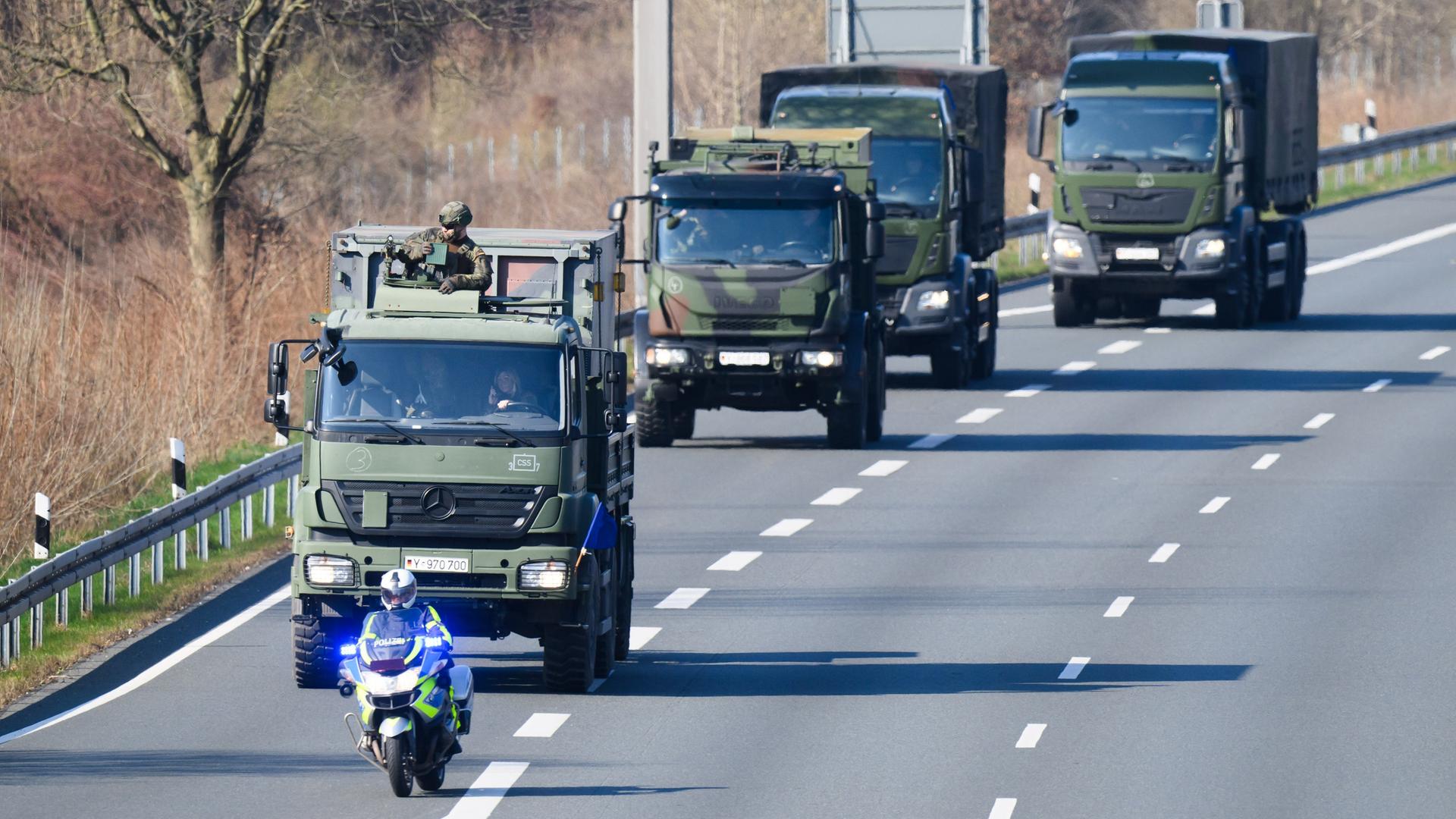Eine Kolonne mit Fahrzeugen der Bundeswehr  | picture alliance/dpa | Julian Stratenschulte