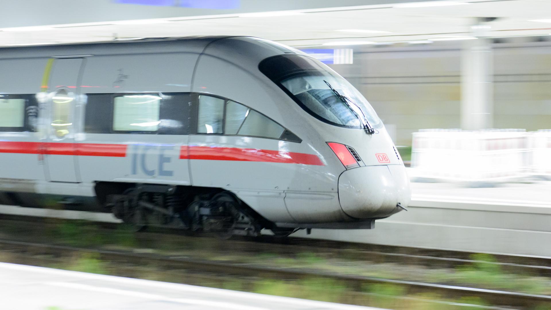 Ein ICE fährt an der Kamera vorbei. | dpa