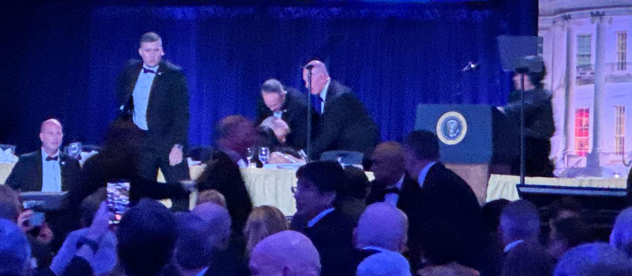  Secret Service Agenten reagieren während des White House Correspondents' Dinner.