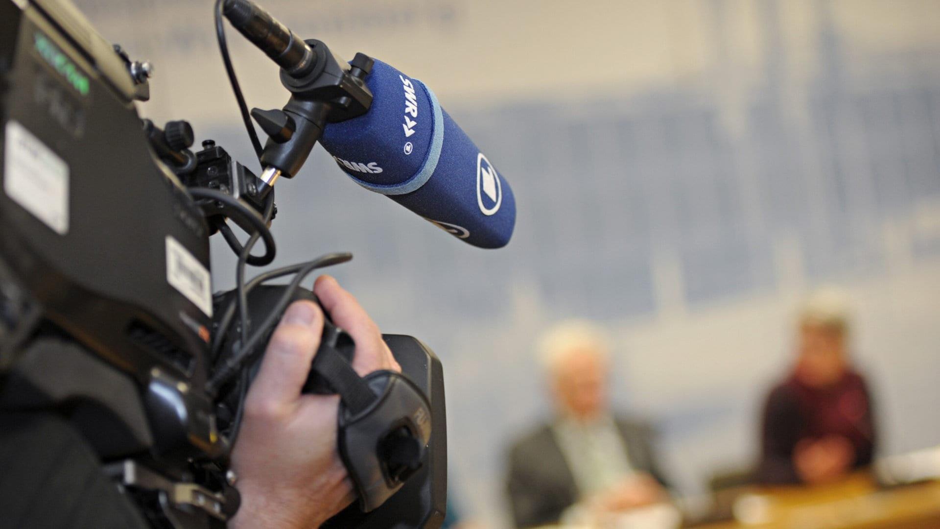 Auf dem Mikrofon einer Fernsehkamera ist am 20.11.2012 in Stuttgart (Baden-WÃ¼rttemberg) wÃ¤hrend einer Pressekonferenz das Logo des SWR zu sehen. | dpa Bildfunk, picture alliance / dpa | Franziska Kraufmann