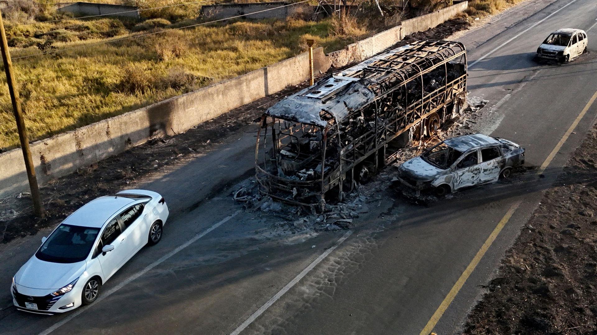 Ausgebrannte Autos sind auf einer Autobahn in der NÃ¤he von Acatlan de Juarez (Mexiko) zu sehen. | AFP