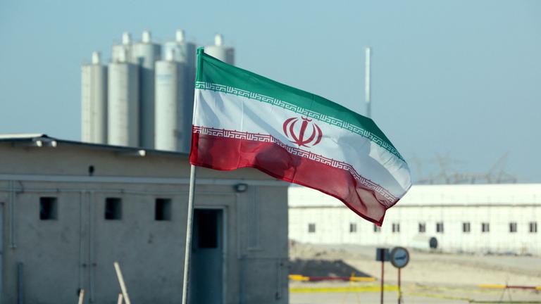 Die iranische Flagge weht vor dem Atomkraftwerk Buschehr.