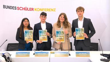 Vier junge Menschen bei der Bundesschülerkonferenz.
