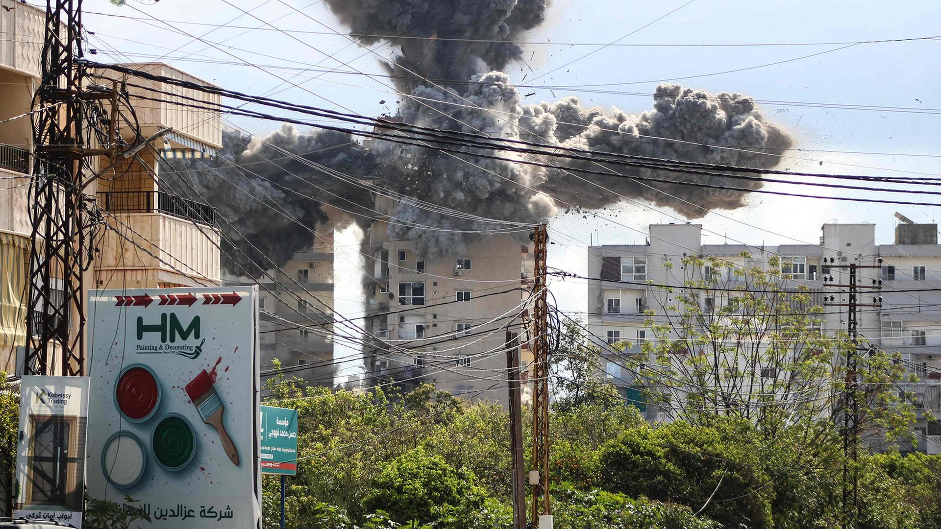 Rauch �ber einem Geb�ude im Stadtteil Abbasiyeh im s�dlibanesischen Tyros. | AFP