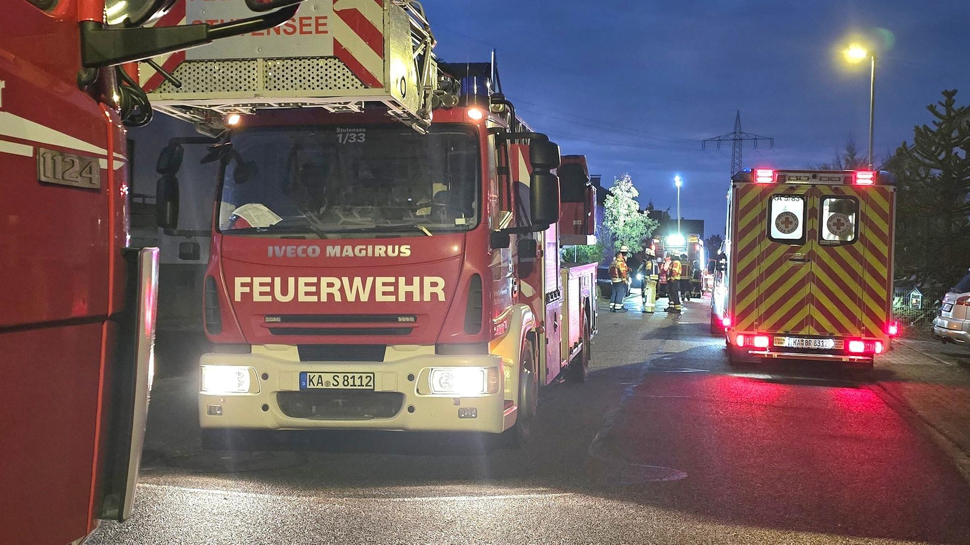 Rettungsfahrzeuge sind in Büchig bei Stutensee im Einsatz. Zwei Personen zogen sich eine Kohlenmonoxid-Vergidtung zu. | dpa Bildfunk, picture alliance/dpa | Thomas Riedel