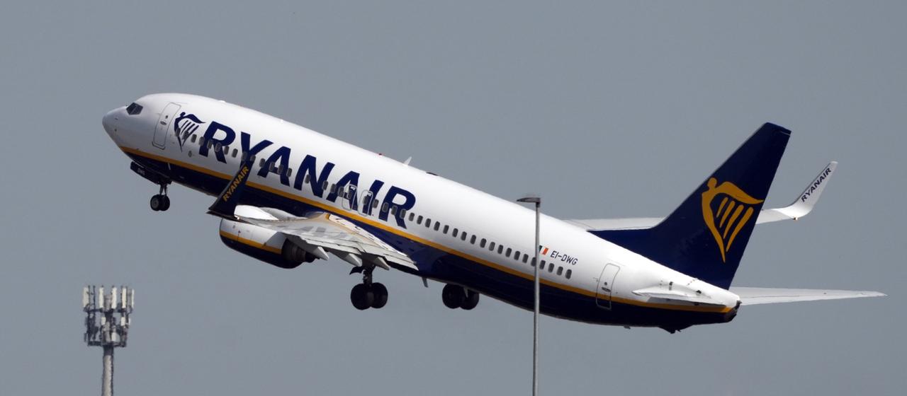 Eine Boeing 737 von Ryanair startet vom Flughafen Berlin Brandenburg BER.