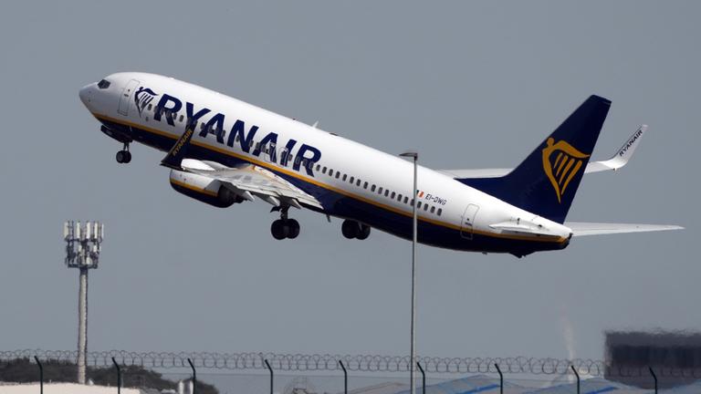 Eine Boeing 737 von Ryanair startet vom Flughafen Berlin Brandenburg BER.