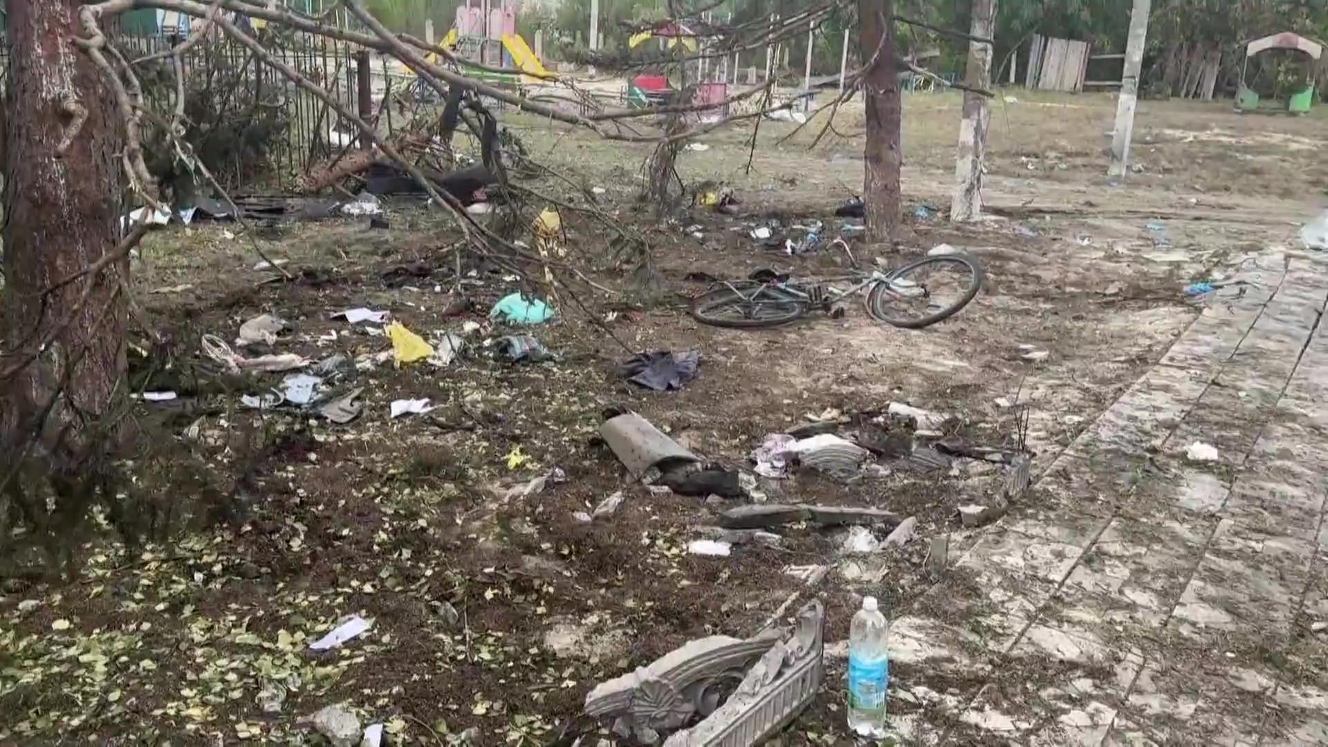 Trümmer liegen nach einem Luftangriff im ukrainischen Jarowa in der Gegend. | UAPBC