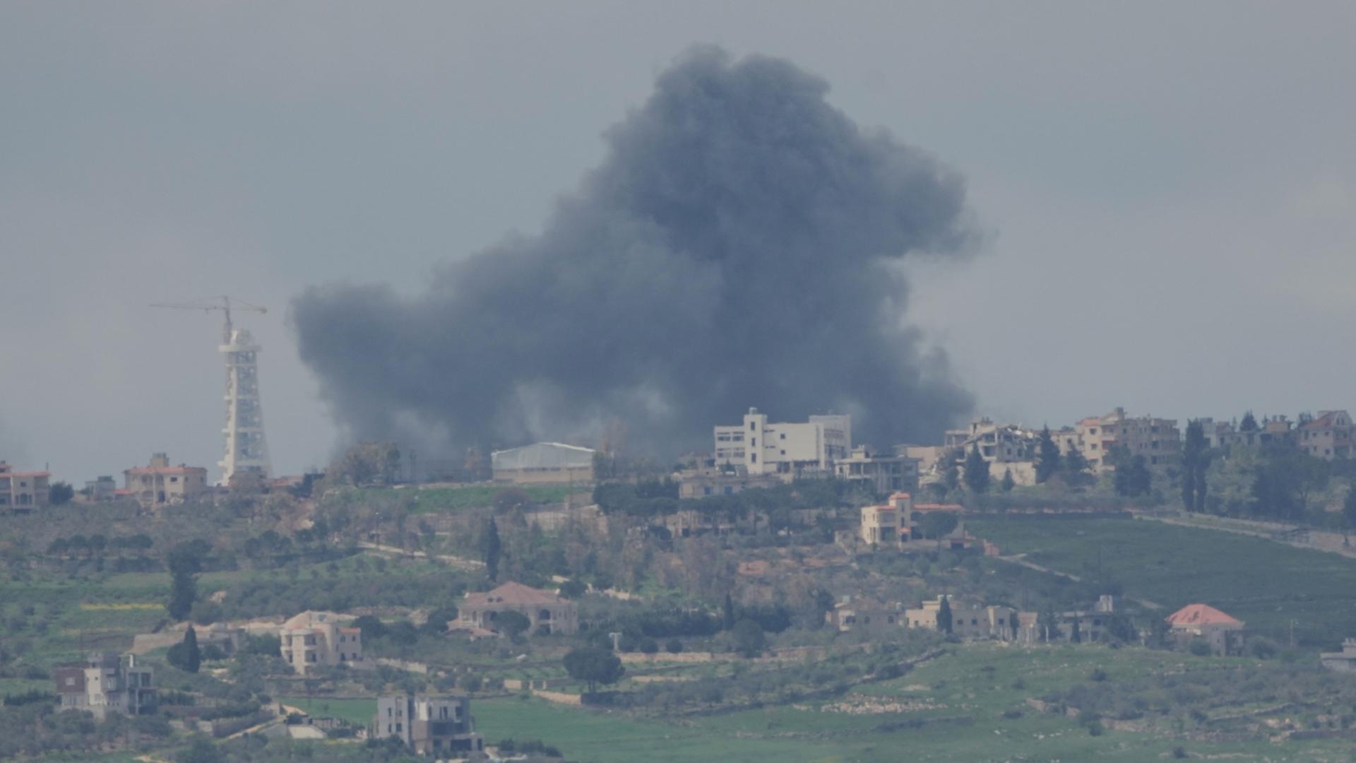 Rauch steigt nach israelischem Bombardement im Südlibanon auf, gesehen von Nordisrael aus. | Ariel Schalit/AP/dpa