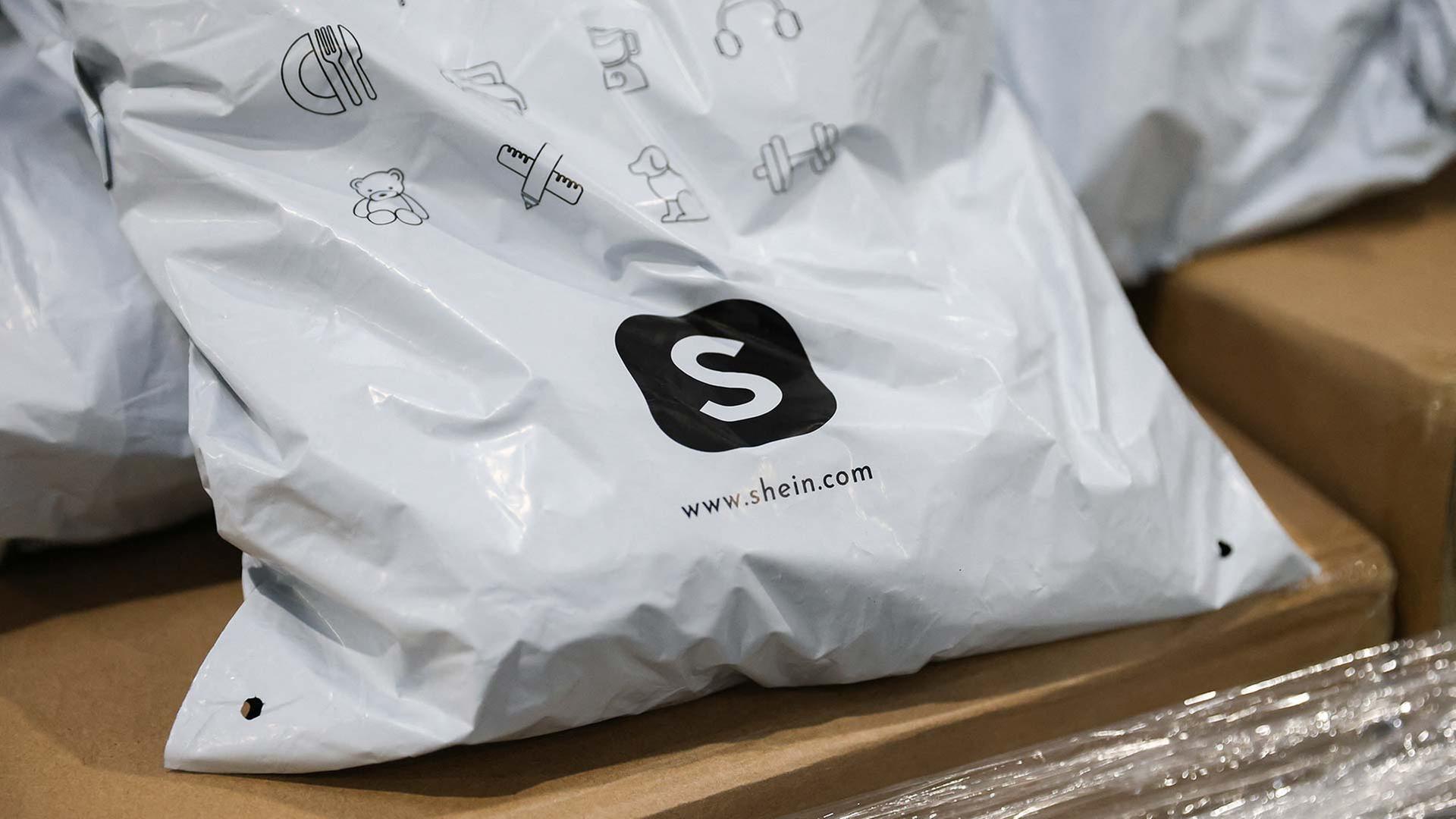 Päckchen mit Shein Logo. | picture alliance / abaca