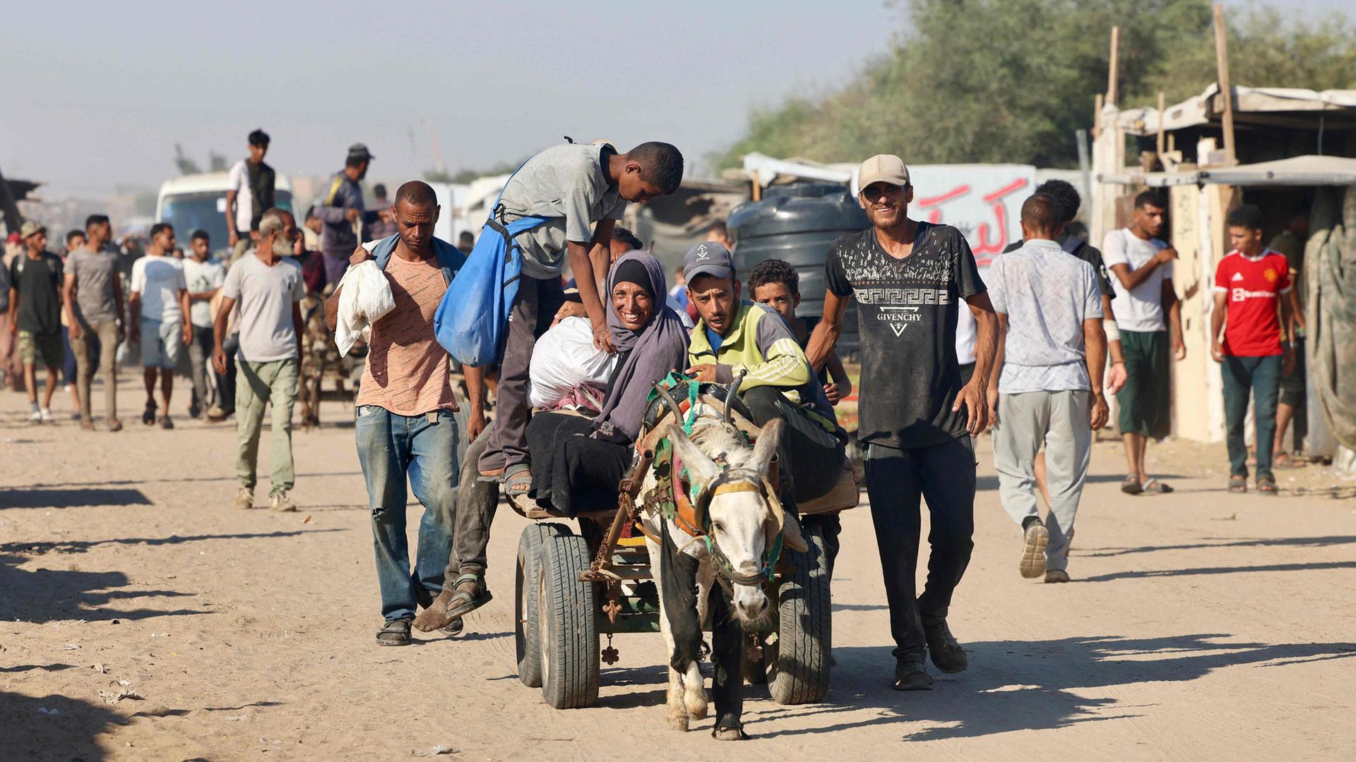 Palästinenser machen sich auf den Weg in das Gebiet Mawasi in Rafah. | AFP