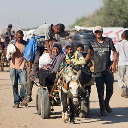 Palästinenser machen sich auf den Weg in das Gebiet Mawasi in Rafah.