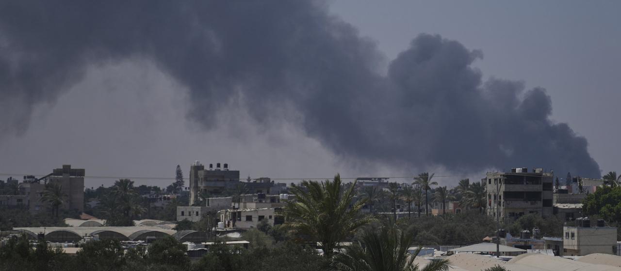 Rauchschwaden nach israelischen Angriffen in Deir al-Balah | AP Rauchschwaden nach israelischen Angriffen in Deir al-Balah