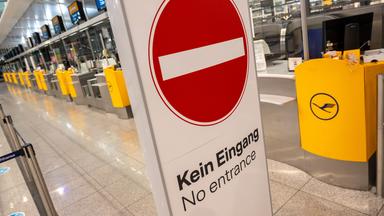 Vor Lufthansa-Schaltern am Flughafen München steht ein Schild mit der Aufschrift "Kein Eingang".