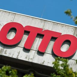 Das Otto-Logo am Verwaltungsgebäude der Hamburger Konzernzentrale der Otto Group.