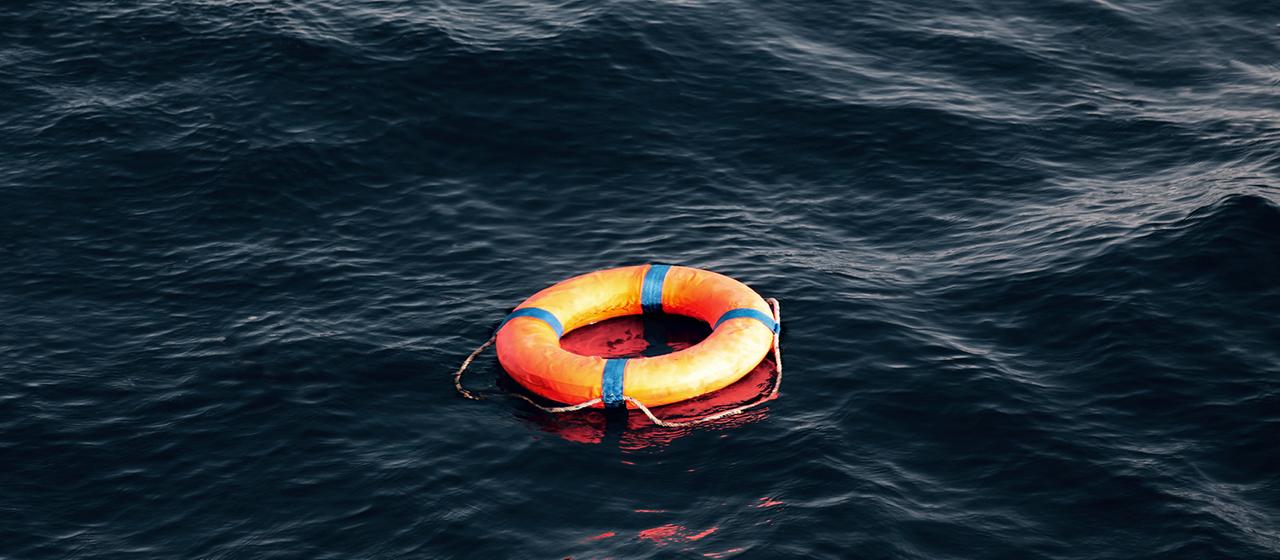Ein Rettungsring schwimmt auf dem Mittelmeer (Symbolbild).