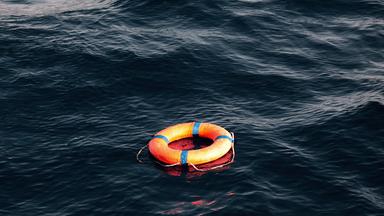 Ein Rettungsring schwimmt auf dem Mittelmeer (Symbolbild).