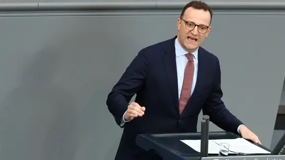 Jens Spahn am Rednerpult des Bundestags