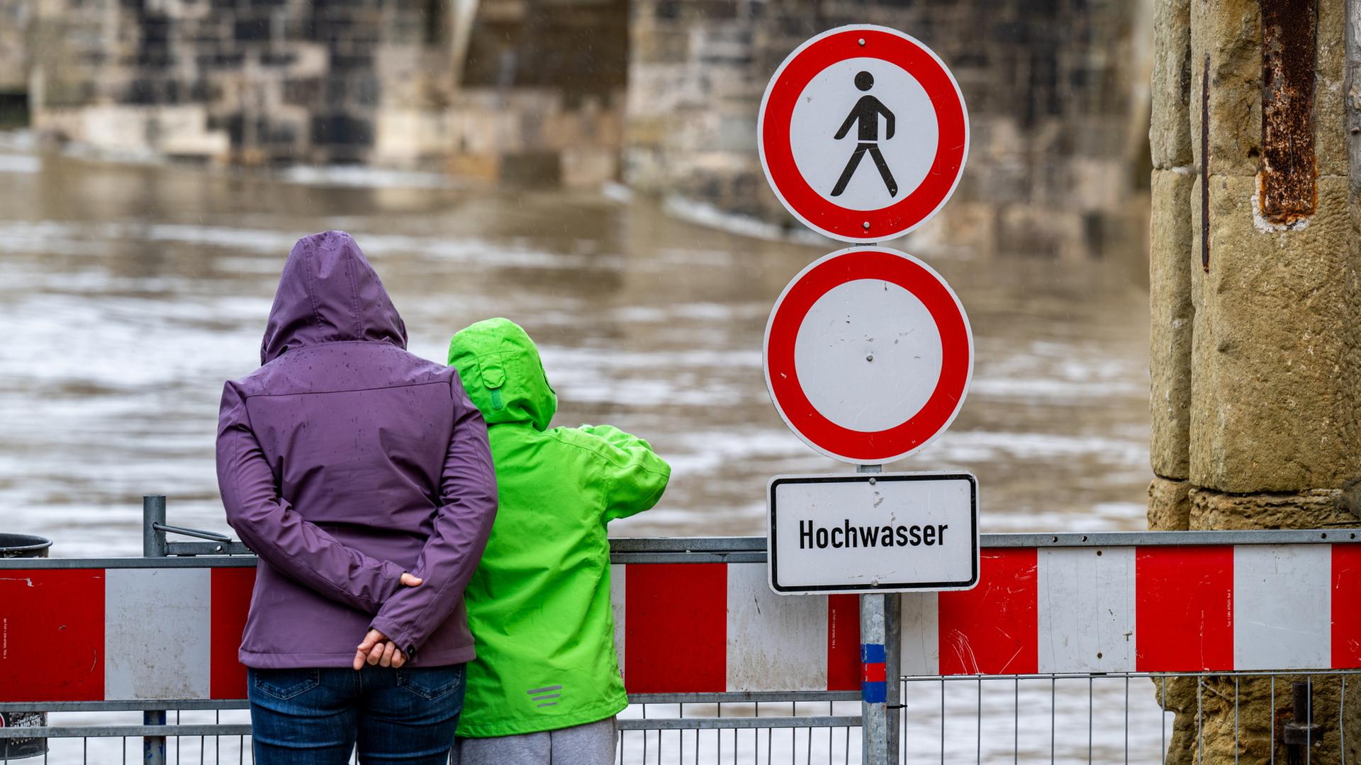 Ein Schild warnt vor Hochwasser (Archiv) | dpa