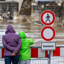 Ein Schild warnt vor Hochwasser (Archiv)