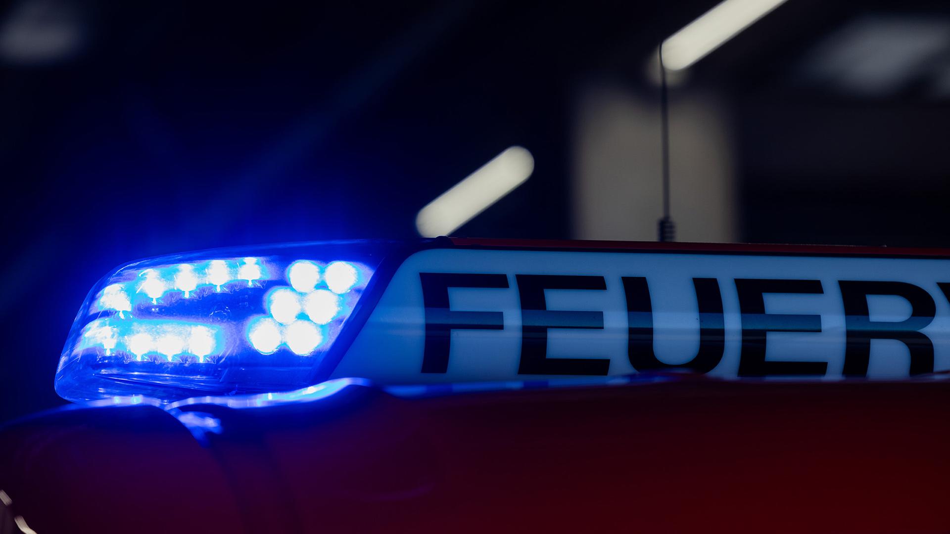 Ein Blaulicht leuchtet auf einem Feuerwehrwagen. (Quelle: Picture Alliance/Rolf Vennenbernd) | Picture Alliance/Rolf Vennenbernd