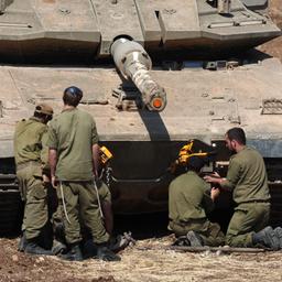 Israelische Soldaten kontrollieren Militärfahrzeuge an einem Sammelplatz an der Grenze zum Libanon.