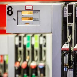  Blick auf mehrere Zapfsäulen einer Tankstelle.