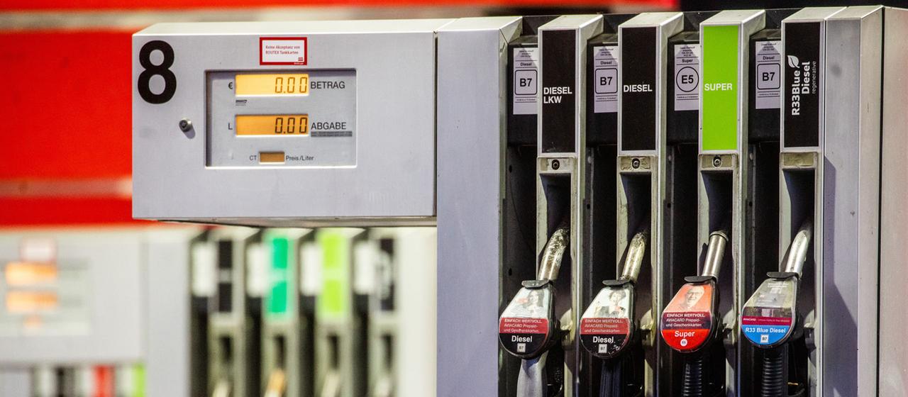  Blick auf mehrere Zapfsäulen einer Tankstelle.