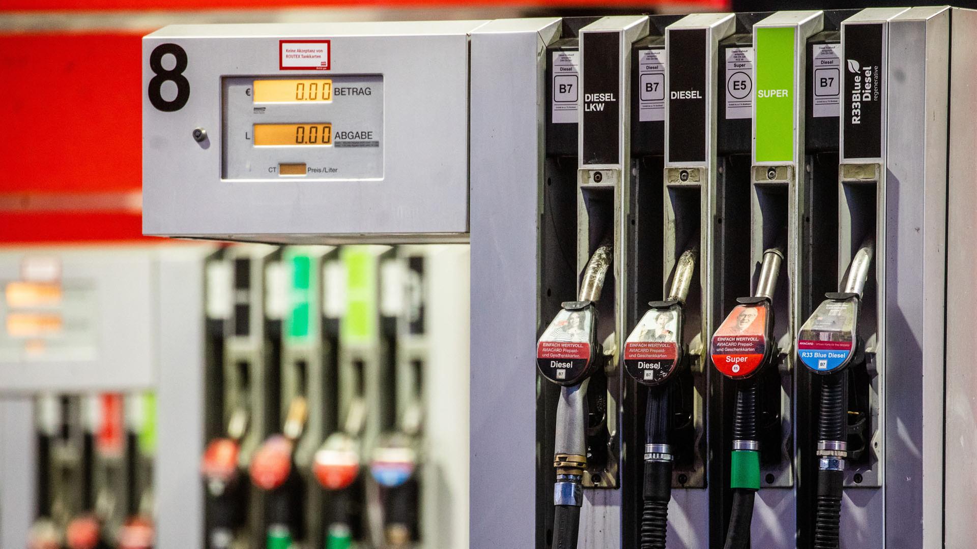  Blick auf mehrere Zapfsäulen einer Tankstelle. | dpa