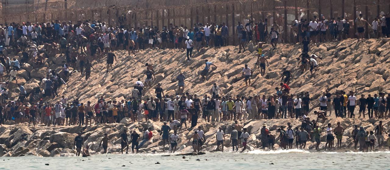 Migranten überqueren die Grenze von Marokko in die spanische Exklave Ceuta